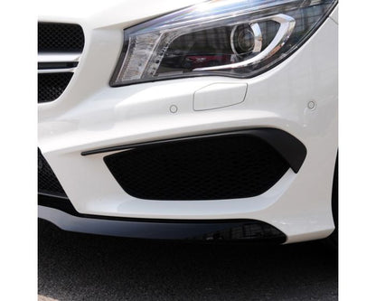 Mercedes C117 X117 etulippa flaps AMG Look 2013–2016 musta – 2-osainen front spoiler flaps setti. - Mercedes C117 X117 Frontlippe Flaps AMG Optik 2013–2016 Schwarz – 2-teiliges Frontspoiler-Set. - Mercedes C117 X117 Front Lip Flaps AMG Look 2013–2016 Black – 2-piece front spoiler flaps kit.