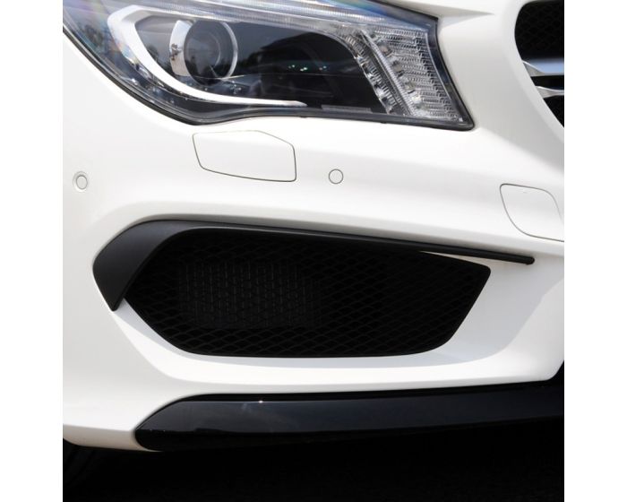 Mercedes C117 X117 etulippa flaps AMG Look 2013–2016 musta – 2-osainen front spoiler flaps setti. - Mercedes C117 X117 Frontlippe Flaps AMG Optik 2013–2016 Schwarz – 2-teiliges Frontspoiler-Set. - Mercedes C117 X117 Front Lip Flaps AMG Look 2013–2016 Black – 2-piece front spoiler flaps kit.