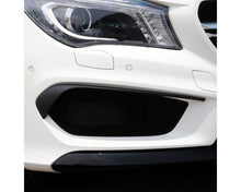 Mercedes C117 X117 etulippa flaps AMG Look 2013–2016 musta – 2-osainen front spoiler flaps setti. - Mercedes C117 X117 Frontlippe Flaps AMG Optik 2013–2016 Schwarz – 2-teiliges Frontspoiler-Set. - Mercedes C117 X117 Front Lip Flaps AMG Look 2013–2016 Black – 2-piece front spoiler flaps kit.