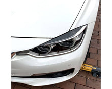 BMW Valoluomet F30 F31 2011–2019 – Kiiltävän musta. - BMW Headlight Covers F30 F31 2011–2019 – Gloss black. - BMW Scheinwerferblenden F30 F31 2011–2019 Böser Blick – Glänzend schwarz.