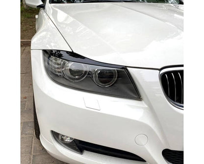 BMW Valoluomet E90 E91 2005–2012 – Kiiltävän musta. - BMW Headlight Covers E90 E91 2005–2012 – Gloss black. - BMW Scheinwerferblenden E90 E91 2005–2012 – Schwarz Glanz (Böser Blick) – Glänzend schwarz.